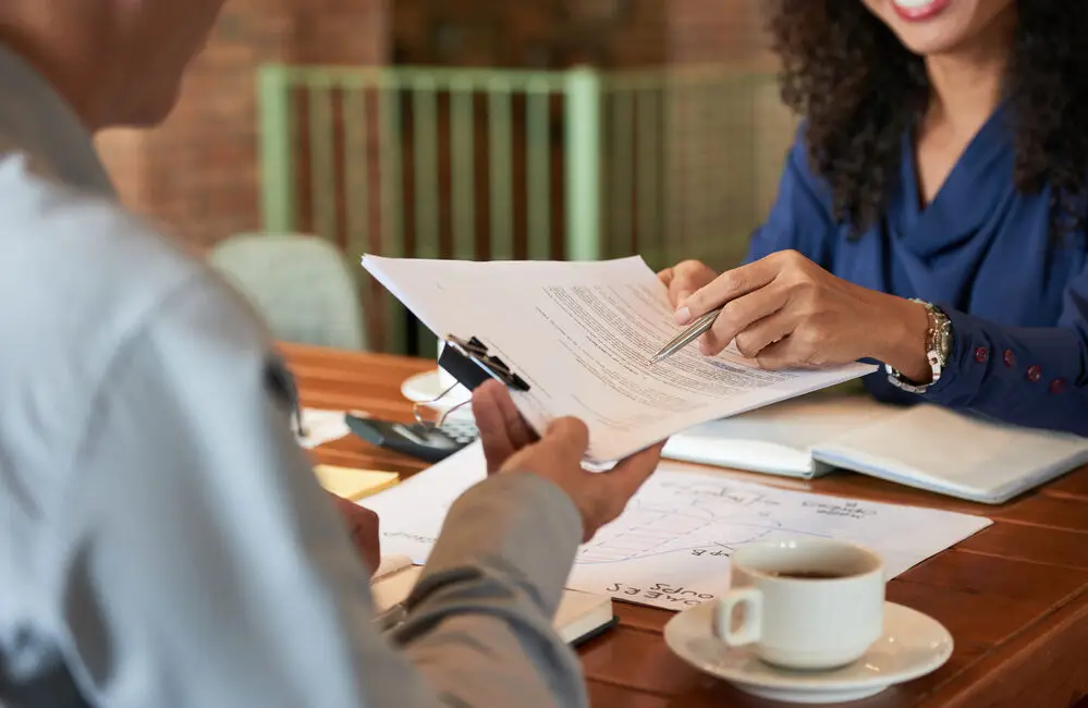 Redução da Jornada de Trabalho: Entenda as 40 Horas Semanais 1 consulting with lawyer 1